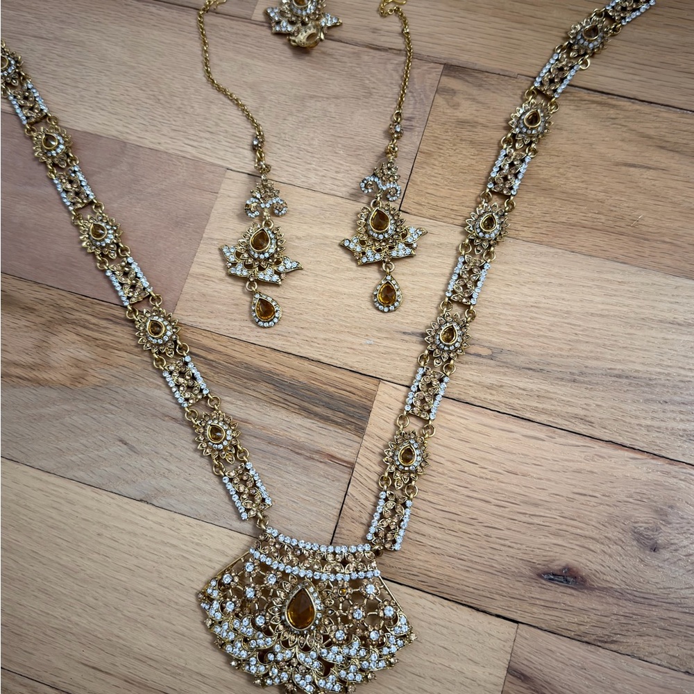 Elegant Gold and Silver Jewelry Set